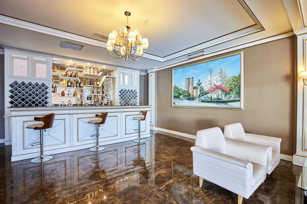 Boulevard Side Hotel room 4