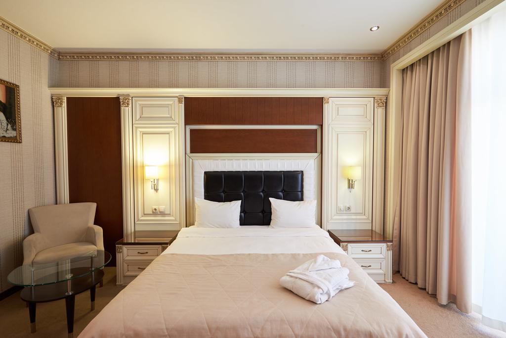 Boulevard Side Hotel room 6