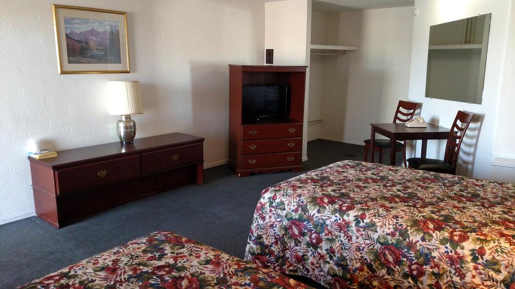 Essex House Motel room 4